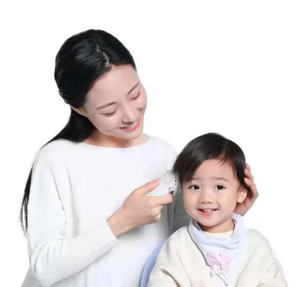 Пример использования машинки для стрижки волос Xiaomi Mi Rabbit MITU Baby Hair Clipper